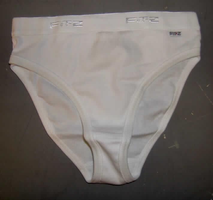 Slip für Mädchen, sog. Slip Mädchen (Artikel-Nr. 592-081), Größe 140/146, siehe Foto,
- aus 0,8 mm dicken, einfarbigen Gewirken aus laut Antrag 100 % Baumwolle,
- in der Taille abschließend, mit einem 2,5 cm breiten, elastischen Taillenbund,
- ohne Öffnung und ohne Verschluss,
- im Schritt mit einer sogenannten Hygieneeinlage doppelt gearbeitet,
- aufgrund des anatomischen Schnitts und der Verarbeitung als Mädchenkleidung erkennbar,
- an den hohen Beinausschnitten mit elastischen Bändern gesäumt,
- aufgrund des Materials, des Schnitts und der Ausstattung keine kurze Hose.