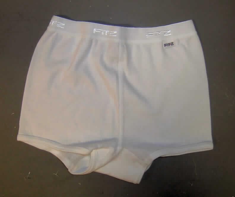 Unterhose für Mädchen, sog. Shorty Mädchen (Artikel-Nr. 592-080), Größe 140/146, siehe Foto,
- aus 0,8 mm dicken, einfarbigen Gewirken aus laut Antrag 100% Baumwolle,
- in der Taille abschließend, mit einem 2,5 cm breiten, elastischen Taillenbund,
- ohne Öffnung und ohne Verschluss,
- im Schritt mit einer sogenannten Hygieneeinlage doppelt gearbeitet,
- aufgrund des anatomischen Schnitts und der Verarbeitung als Mädchenkleidung erkennbar,
- mit kurzen Hosenbeinen, in der Art von Boxershorts gearbeitet,
- an den hohen Beinabschlüssen gesäumt,
- aufgrund des Materials, des Schnitts und der Ausstattung keine kurze Hose.
