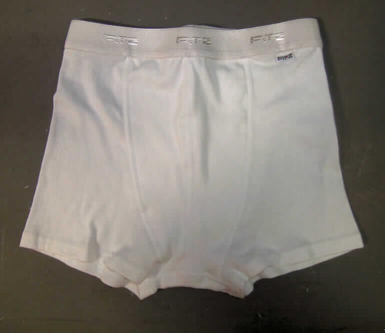Unterhose für Knaben, sog. Shorty Jungs (Artikel-Nr. 592-085), Größe 140/146, siehe Foto,
- aus 0,8 mm dicken, einfarbigen Gewirken aus laut Antrag 100 % Baumwolle,
- in der Taille abschließend, mit einem 3 cm breiten, elastischen Taillenbund, 
- ohne Eingriff, ohne Öffnung und ohne Verschluss; im vorderen Bereich doppelt gearbeitet,
- aufgrund des anatomischen Schnitts und der Verarbeitung als Knabenkleidung erkennbar,
- mit kurzen Hosenbeinen, in der Art von Boxershorts gearbeitet,
- an den Beinabschlüssen gesäumt, 
- aufgrund des Materials, des Schnitts und der Ausstattung keine kurze Hose.