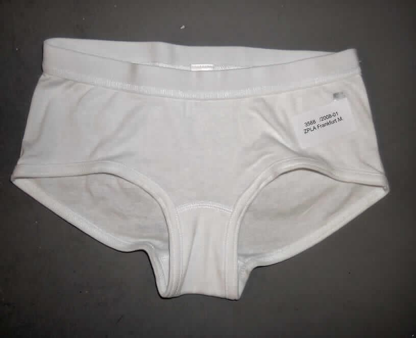Slip für Mädchen, sog. Panty Mädchen (Artikel-Nr. 596-762), Größe XS, siehe Foto,
- aus 0,8 mm dicken, einfarbigen Gewirken aus laut Antrag 100 % Baumwolle,
- in der Taille abschließend, mit einem 2,5 cm breiten, elastischen Taillenbund,
- ohne Öffnung und ohne Verschluss,
- im Schritt mit einer sogenannten Hygieneeinlage doppelt gearbeitet,
- aufgrund des anatomischen Schnitts und der Verarbeitung als Mädchenkleidung erkennbar,
- an den Beinausschnitten mit elastischen Bändern gesäumt,
- aufgrund des Materials, des Schnitts und der Ausstattung keine kurze Hose.