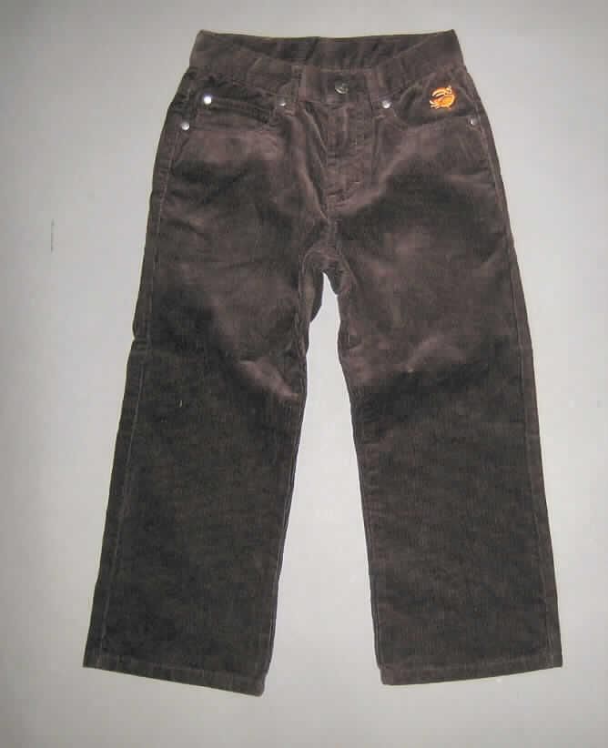 Lange Hose für Knaben, sog. Cordhose (Artikel-Nr. 596-179), Größe 116/122, siehe Foto,
- aus 1,1 mm dicken, einfarbigen Geweben aus Rippenschusssamt, aufgeschnitten;
  aus laut Antrag 100 % Baumwolle, 
- in der Taille abschließend, mit einem angesetzten Taillenbund mit Gürtelschlaufen,
- vorn mit einer teilweisen Öffnung mit Reißverschluss und mit einer von links auf rechts 
  im Bund mit Hakenverschluss zu schließenden Patte (Knabenkleidung),
- auf der Vorderseite mit zwei seitlich eingesetzten offenen Taschen, rechts mit einer 
  zusätzlichen kleinen Tasche sowie zwei aufgesetzten Gesäßtaschen mit Patte und 
  Druckknopfverschluss,
- mit knöchellangen, an den Abschlüssen gesäumten Hosenbeinen,
- keine Arbeits- und Berufskleidung.