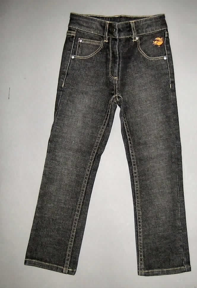 Lange Hose für Mädchen, sog. Röhrenjeans (Artikel-Nr. 596-211), Größe 104/110, siehe Foto,
- aus 1,0 mm dicken, buntgewebten, köperbindigen Geweben (Denim) aus laut Antrag 100 % 
  Baumwolle,
- in der Taille abschließend mit einem angesetzten Taillenbund mit Gürtelschlaufen,
- vorn mit einer teilweisen Öffnung mit Reißverschluss und mit einer rechts auf links im Bund 
  mit Hakenverschluss zu schließenden Patte (Mädchenkleidung),
- nicht gefüttert,
- in der Art einer Five-Pocket-Jeans geschnitten; vorn mit zwei eingesetzten offenen Taschen
  und einer aufgesetzten kleinen Tasche sowie mit zwei aufgesetzten offenen Gesäßtaschen,
- an der linken Tasche mit einer kleinen Motivstickerei,
- mit knöchellangen, an den Abschlüssen gesäumten Hosenbeinen,
- keine Arbeits- und Berufskleidung.