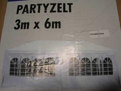 Zelt, sog. Partyzelt, Art. 1509482, Grundfläche 3 m x 6 m (Pavillon), siehe Foto,
- bestehend aus einem Stahlrohrgestänge und - charakterbestimmend - aus Geweben aus 
  Streifen aus synthetischer Spinnmasse mit einer augenscheinlichen Streifenbreite 
  von weniger als 5 mm, durch Nähen konfektioniert,
- die Gewebe weisen beidseitig einen Glanz auf, ein Überziehen mit Kunststoff ist 
  aber mit bloßem Auge nicht wahrnehmbar (damit keine Ware des Kap 39),
- die Gewebe bilden das Dach und die sechs Seitenteile, dadurch wird ein geschlossener
  Raum gebildet; die Ware erfüllt daher die Begriffsbestimmung für ein "Zelt",
- teilweise weisen die Seitenteile bogenförmige "Fenster" (sog. Kirchenfenster) aus 
  durchsichtiger Kunststoffolie auf,
- mit Zubehör (z. B. Eckverbindungen, Bodenhaken), das die Einreihung nicht beeinflußt.