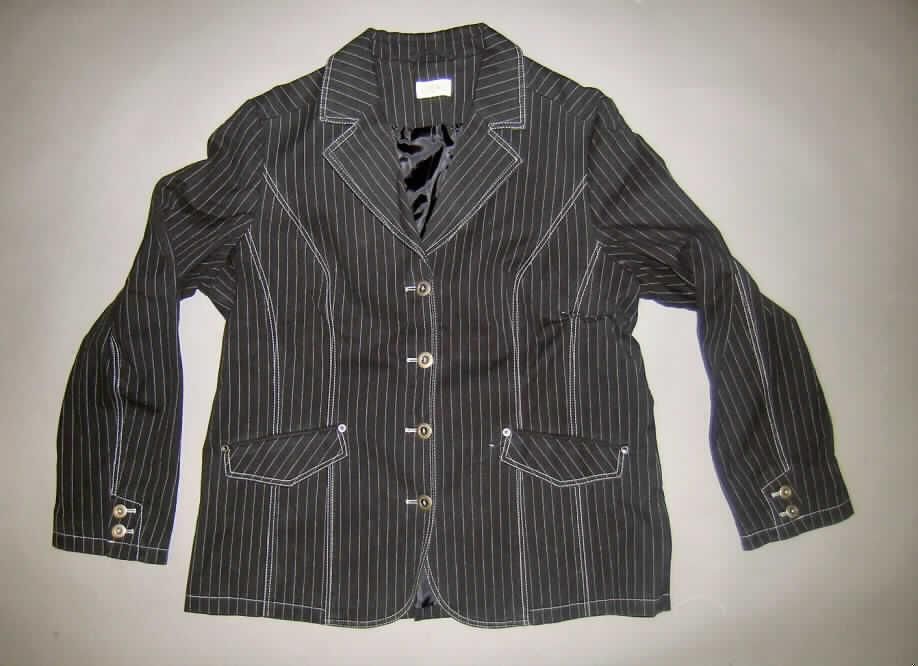 Jacke für Frauen, sog. Blazer Dark Stripe (Art.-Nr. 596-323), Größe 40, siehe Foto,
- aus 0,6 mm dicken, buntgewebten Geweben aus laut Antrag 98 % Baumwolle und 2 % 
  Elasthan (synthetische Chemiefasern),
- über den Schritt reichend (Rückenlänge: 70 cm),
- mit Reverskragen,
- vorn mit einer durchgehenden Öffnung mit Knopfverschluss von rechts über links (Frauenkleidung),
- mit zwei eingesetzten Taschen mit Patte unterhalb der Taille, u. a. daher keine Hemdbluse
  der Position 6206,
- mit langen Ärmeln, mit manschettenartigen Abschlüssen,
- durchgehend leicht gefüttert, in 10 Längsbahnen körpernah gearbeitet; weist aufgrund des
  Bahnenschnitts und des Futters eine gewisse Formfestigkeit auf,
- hinten mit einem 16 cm hoch reichenden Schlitz,
- am unteren Rand durch Umschlagen und Festnähen gesäumt.