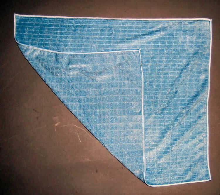 Reinigungstuch, sog. Microfaser Stretch-Frottee-Tuch mit Waffel Struktur, siehe Foto
- aus 1,4 mm dicken, einfarbigen, Muster bildend gewirkten Schlingengewirken aus laut 
  Antrag 70 % Polyester und 30 % Polyamid (beides synthetische Chemiefasern),
- von rechteckiger Form; in den Abmessungen etwa 60 cm x 50 cm, 
- an den Rändern durch Überwendlichnähte gesäumt, durch die Art des Saumes mehr als 
  nur in einfacher Weise gegen das Ausriefeln gesichert, somit konfektioniert,
- zur Verwendung als Reinigungstuch für den Haushalt.