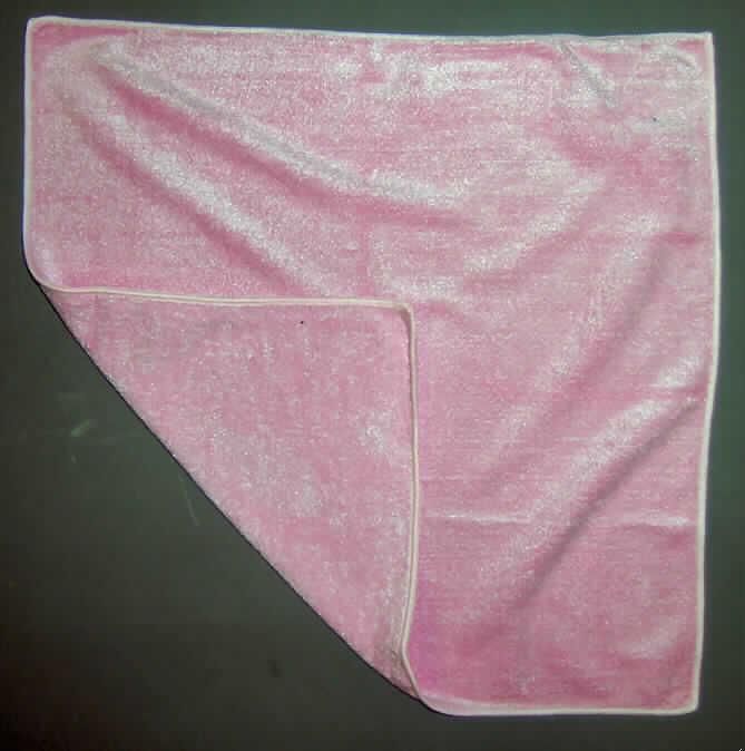 Reinigungstuch, sog. Microfaser Stretch-Frottee-Tuch, siehe Foto,
- aus 1,4 mm dicken, einfarbigen Schlingengewirken aus laut Antrag 70 % Polyester und 
  30 % Polyamid (beides synthetische Chemiefasern),
- von quadratischer Form; in den Abmessungen etwa 40 cm x 40 cm, 
- an den Rändern durch Überwendlichnähte gesäumt, durch die Art des Saumes mehr als 
  nur in einfacher Weise gegen das Ausriefeln gesichert, somit konfektioniert,
- zur Verwendung als Reinigungstuch für den Haushalt.