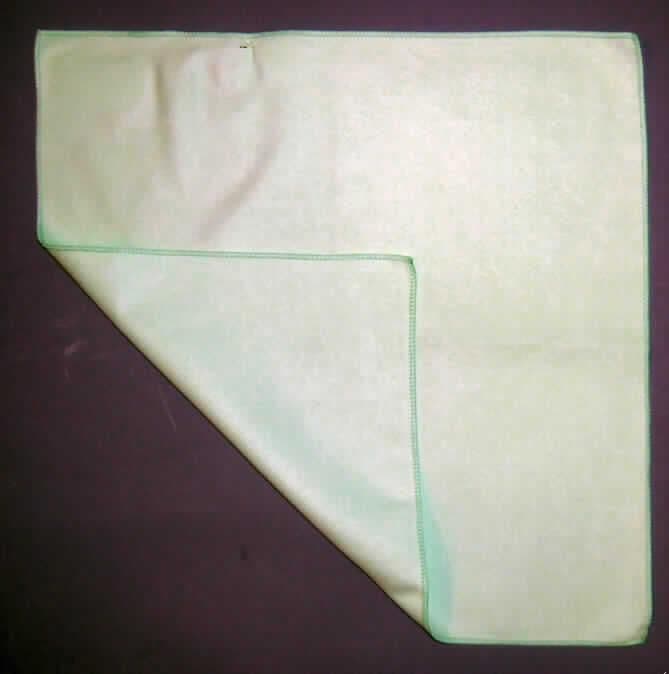 Reinigungstuch, sog. �Microfaser-Velour-Tuch", siehe Foto,
- aus ca. 0,9 mm dicken, beidseitig gerauten Geweben aus laut Antrag 70 % Polyester 
  und 30 % Polyamid (beides synthetische Chemiefasern),
- in quadratischer Form, mit den Abmessungen 40 cm x 40 cm,
- an allen vier Seiten durch Überwendlichnähte gesäumt; durch die Art des Saums mehr 
  als nur in einfacher Weise gegen das Ausriefeln gesichert, somit konfektioniert, 
- nicht handgearbeitet,
- zur Verwendung als Reinigungstuch für den Haushalt.
