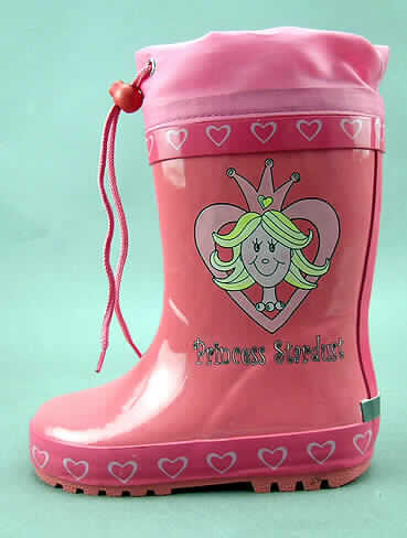 Stiefel für Kinder, siehe Foto, 
- wasserdicht,
- mit Laufsohlen und Oberteil aus (lt. Antrag) Kautschuk, nicht durch Nähen, Nieten, Nageln,
  Schrauben, Stecken oder ähnliche Verfahren zusammengefügt,
- am oberen Rand mit einer Spinnstoffstulpe und einem Zugkordelverschluss ausgestattet
  (Zubehörteile),
- ohne Metallschutz in der Vorderkappe,
- den Knöchel, jedoch nicht das Knie bedeckend (Schafthöhe: ca. 17 cm -ohne Stulpe-
  bei Schuhgröße 26).