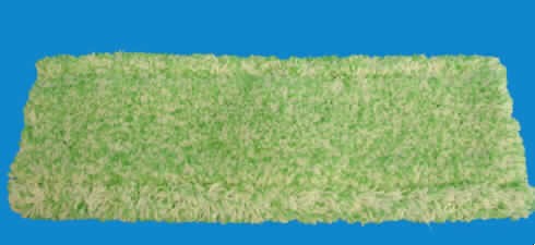 Reinigungstuch aus Geweben, s. Foto;
- Bezug für ein Klappmopsystem,
- aus bis 9,1 mm dicken, buntgewebten Plüschgeweben aus lt. Antrag 100 % Polyester
  (synthetische Chemiefasern),
- in den Abmessungen: 42 cm x 15 cm,
- auf der Unterseite sind an den beiden Schmalseiten zwei Gewebezuschnitte so aufgenäht,
  daß das Wischtuch in ein Klappmopsystem eingespannt werden kann,
- lt. Antrag handgearbeitet.