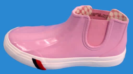 Schuhe (siehe Photographie)
- mit Laufsohlen aus Kautschuk,
- mit Oberteil aus Kautschuk (Spinnstoff mit einer mit bloßem Auge wahrnehmbaren
  Außenschicht aus Kautschuk; den größten Teil der Außenfläche bildend) und Spinnstoff, 
- ohne Metallschutz in der Vorderkappe,
- den Knöchel bedeckend