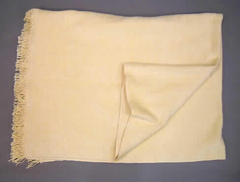 Decke, sog. Kuscheldecke (Art. 55125), siehe Foto,
- aus 4,1 mm dicken, einfarbigen, beidseitig gerauten Geweben aus lt. Antrag 60% Baum- 
  wolle, 33% Polyacryl und 7% Polyester (beides synthetische Chemiefasern),
- rechteckig, in den Abmessungen 179 cm x 138 cm,
- an allen Rändern durch Überwendlichnähte gesäumt (somit konfektioniert),
- an den beiden Schmalseiten mit nachträglich angebrachten Fransen ausgestattet,
- nicht handgearbeitet,
- kennzeichnet sich nach Material, Ausstattung und Abmessung als Decke der Position 
  6301 und nicht als Bettüberwurf (Gegenstand zur Innenausstattung) der Position 6304.