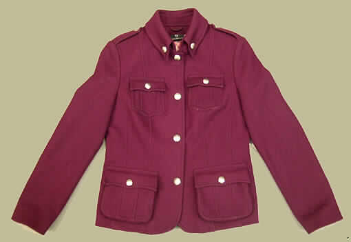 Jacke für Frauen, sog. Damen-Kurzmantel, Modell 85450/30/410, Größe 38, siehe Foto
- aus 1,5 mm dicken, einfarbigen Geweben aus lt. Antrag 80 % Wolle und 20 % Polyamid 
  (synthetische Chemiefasern), 
- über die Taille, aber nicht über den Schritt reichend (Rückenlänge: 62 cm), damit aufgrund
  der geringen Rückenlänge u.a. kein Kurzmantel der Position 6202,
- mit Umlegekragen, mit Knöpfen in der Art eines Button-down-Hemdes,
- vorn mit einer durchgehenden Öffnung, mit Knopfverschluss von rechts über links  
  (Frauenkleidung),
- mit langen Ärmeln, an den Ärmelenden mit geraden Abschlüssen,
- mit zwei aufgesetzten Brusttaschen und zwei aufgesetzten Taschen unterhalb der Taille,
  alle Taschen mit Taschenpatte und Knopfverschluss,
- auf den Schultern mit Riegeln mit Knopfverschluss,
- aus 10 Bahnen formstabil gearbeitet,
- dünn gefüttert,
- am unteren Rand durch Umschlagen und Festnähen gesäumt,
- wird insbesondere aufgrund des körpernahen Schnitts üblicherweise nicht als 
  äußerstes Kleidungsstück über jeder anderen Kleidung und zum Schutz gegen das 
  Wetter getragen (somit kein Kleidungsstück der Position 6202).