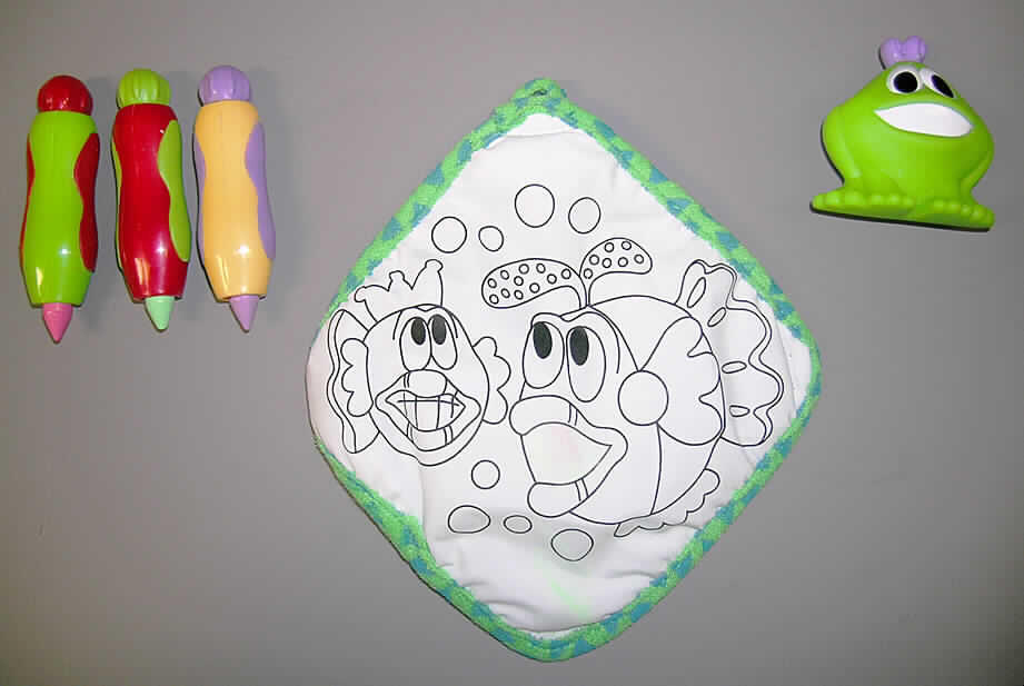 Mehrteilige Zusammenstellung, bestehend aus einer anderen konfektionierten Spinnstoffware, drei Farbstiften und einem Kunststoffhaken mit Saugnapf, sog. Waschlappen mit Saugnapf und Seifenstiften, Art. 170216, siehe Abbildung;
- gemeinsam für den Einzelverkauf in einem Geschenkkarton (übliche Verpackung gemäß 
  AV 5 b) verpackt,
- getrennte Einreihung, da die Waren nicht der Befriedigung eines speziellen Bedarfs dienen 
  oder zur Ausübung einer bestimmten Tätigkeit zusammengestellt sind und damit keine 
  Warenzusammenstellung im Sinne der AV 3 b) darstellen,
- Farbstifte:
-- in drei verschiedenen Farben,
-- mit angespitzten Minen aus Seife mit einer Länge ca. 4 cm und einem Durchmesser 
   von ca. 1 cm,
-- in einem ca. 9 cm langen Kunststoffgehäuse als Schutzhülle mit Schiebemechanismus
   und Rasterung,
-- zum Bemalen und anschließendem Reinigen von Haut, Badewanne und Fliesen beim 
   Baden von Kindern,
-- aufgrund der Aufmachung und des Verwendungszwecks als Farbstift keine Ware der 
   Position 3401.