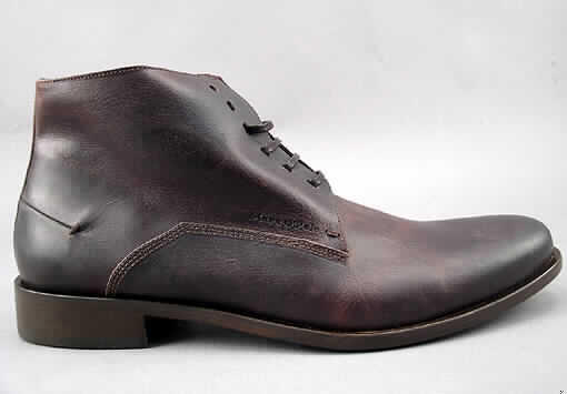 Freizeitstiefel (lt. Antrag Stiefel), siehe Foto, 
- mit Laufsohlen aus Kunststoff (den gößten Teil der Berührungsfläche mit dem Boden
  bildend) und Leder,
- mit Oberteil (geschlossenes Blatt) aus (lt. Antrag) Leder,
- mit bis zu 3 cm breiten Knöchelriemen als Verzierungs-/Verstärkungsteile,
- mit einem Reißverschluss auf der Innenseite,
- mit Absatz,
- ohne Schutz in der Vorderkappe, 
- den Knöchel und die Wade bedeckend (Schafthöhe 35 cm bei Schuhgröße 37), 
- mit einer Länge der Innensohle von mehr als 24 cm,
- nicht als Männer- oder Frauenschuhe erkennbar,
- nach Ausstattung und Form nicht für Sportzwecke geeignet.