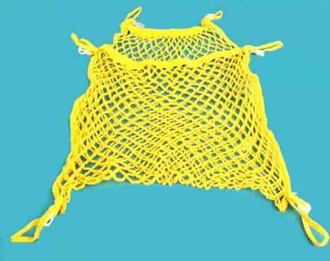 Konfektioniertes Netz, sog. Einkaufsnetz, siehe Foto
- aus netzartigen, gehäkelten Gewirken aus Polyacryl-Spinnfasern (synthetische   Spinnstoffe),
- mit offenen, nicht verschiebaren, quadratischen Zellen (ca. 2 x 2 cm),
- Größe ca. 40 x 40 cm,
- an der Öffnung und an den Seiten mit gehäkelten Streifen eingefaßt (= konfektioniert),
- mit Schlaufen und Befestigungsvorrichtungen zum Befestigen an einem Kinderwagen aus-
  gestattet.