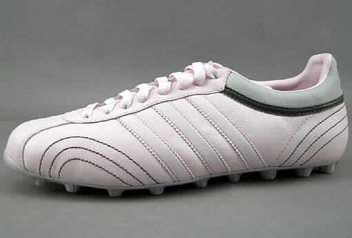 Sportschuhe (lt. Antrag Trainingssschuhe), siehe Foto,
- mit Laufsohlen aus (lt. Antrag) Kautschuk, zur besseren Standfestigkeit (u.a. beim
  Fußballspielen) mit jeweils 32 abstehenden, stollenähnlichen Vorrichtungen (Nocken) mit
  unterschiedlicher Größe (Höhe bis 1 cm, Durchmesser zwischen 0,8 und 1,5 cm) versehen,
- mit Oberteil (geschlossenes Blatt) aus (lt. Antrag) Leder,
- mit Verstärkungsteilen aus Kunststoff (Spinnstofferzeugnis mit einer mit bloßem Auge
  wahrnehmbaren Außenschicht aus Kunststoff),
- mit Schnürsenkelverschluss (8 Ösenpaare).
