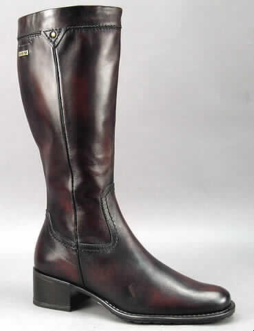 Freizeitschuhe, Stiefel (lt. Antrag Damenstiefel, Artikel: 1/25518/27), siehe Foto, 
- mit Laufsohlen aus (lt. Antrag) Kunststoff, 
- mit Oberteil (geschlossenes Blatt) aus (lt. Antrag) Leder,
- mit Reißverschluss auf der Innenseite,
- ohne Metallschutz in der Vorderkappe, 
- den Knöchel und die Wade bedeckend (Schafthöhe 33 cm bei Größe 37), 
- mit einer Länge der Innensohle von mehr als 24 cm, 
- nicht als Männer- oder Frauenschuhe erkennbar,
- ohne Schutz in der Vorderkappe, der einer Prüfkraft von mindestens 100 Joule standhält,
- aufgrund des äußeren Erscheinungsbildes (Schnitt) nicht für Sportzwecke geeignet.