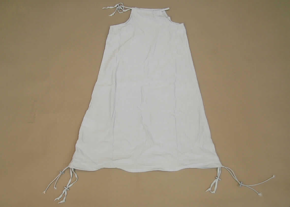 Fünfteilige Zusammenstellung, sog. Gewand Wasserelfe, Artikel 593512, in Größe 122/134, 
siehe Fotos; bestehend aus einem Kleid aus Geweben, zwei Kleidern aus Gewirken, Bekleidungszubehör (Stirnband) aus Gewirken und Fantasieschmuck, in einem Pappkarton (übliche Verpackung i.S.d. AV 5 b) gemeinsam für den Einzelverkauf aufgemacht; 
-  getrennte Einreihung der einzelnen Bestandteile, u.a. weil die Kleidungsstücke nicht 
   zusammen in eine Position eingereiht werden dürfen, 
-  gehört als Maskenkostüm aus Spinnstoffen nicht zum Warenkreis der Position 9505,
-  Kleid aus Geweben: 
-- aus 0,4 mm dicken, einfarbigen, leicht gecrashten Geweben aus lt. Antrag 100% Viskose
   (künstliche Chemiefasern),
-- über die Knie reichend (Rückenlänge: 83 cm); kann aufgrund der Länge ohne ein weiteres, 
   den Unterkörper bedeckendes Kleidungsstück (Rock/Hose) getragen werden,
-- mit schmalen Schulterträgern; ohne Öffnung und ohne Verschluss; 
-  das Kleid kann durch zwei vertikal verlaufende Tunnelzüge in den Seitennähten gerafft
   werden,
-- mit zwei Tunnelzügen im unteren Rand.