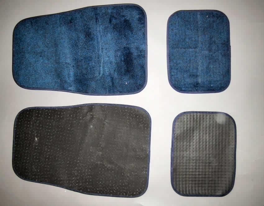 Fußmatten, sog. 4teiliges universal Velours-Fußmatten-Set in blau, siehe Foto,
- als vierteiliges Set, gemeinsam auf einer Pappunterlage für den Einzelverkauf aufgemacht,
- aus zwei annähernd rechteckigen Fußmatten (abgerundete Ecken; Abmessungen 38 cm x 
  29 cm) und zwei in der Passform für Kfz-Innenräume zugeschnittenen Fußmatten (nicht 
  rechteckig; Abmessungen  63,5 cm x 42 cm bzw. 34 cm),
- an den Rändern mit ca. 1 cm breiten Gewebestreifen eingefasst und gesäumt (konfektioniert),
- laut Untersuchungsergebnis aus Nadelfilz mit Flor aus Polypropylenfasern,
- weder getuftet noch beflockt; keine Fliesen,
- auf der Rückseite mit Kunststoff überzogen, um die Erzeugnisse rutschfest zu machen,
- nicht handgearbeitet,
- kennzeichnen sich durch ihre Steifheit, Dicke und Widerstandsfähigkeit als Fußbodenbelag, 
  somit kein Teil oder Zubehör für Kraftfahrzeuge.