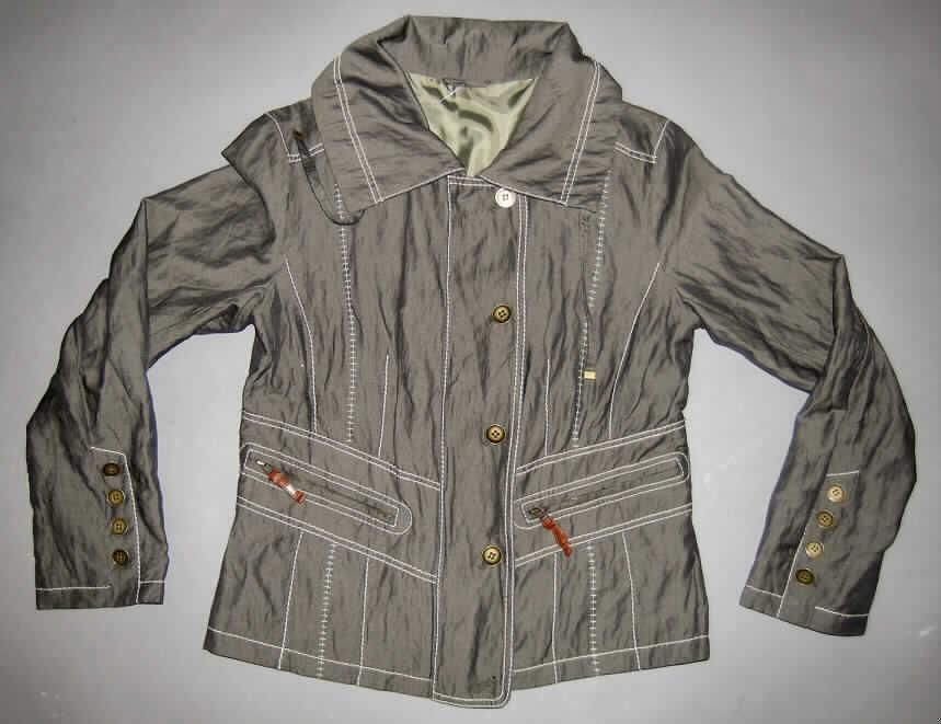 Jacke, sog. Blazer, Größe 38, siehe Foto,
- aus 0,3 mm dicken, einfarbigen Geweben aus laut Untersuchungsergebnis vier Garnen aus 
  Baumwolle, wovon ein Baumwollgarn mit einem Metalldraht umwickelt ist (sog. Metallgarn 
  der Position 5605, welches in seinem Gesamtgewicht als einheitlicher Spinnstoff gilt) und 
  einem Filamentgarn (Polyamid, synthetische Chemiefasern) in der anderen Richtung; daher 
  ergibt sich folgende Spinnstoffzusammensetzung: 42 % Baumwolle, 38 % Polyamid und 
  20 % Metallgarn (anderer Spinnstoff), 
- über die Taille reichend (Rückenlänge: 58 cm),
- mit einem Umlegekragen mit integriertem Tunnelzug,
- leicht gefüttert; in Längsbahnen gearbeitet,
- vorn mit einer durchgehenden Öffnung mit Reißverschluss und einer von rechts über links
  überlappenden Patte mit Knopfverschluss (für Frauen), 
- mit langen, enganliegenden Ärmeln, an den Abschlüssen mit Zierknöpfen,
- vorn mit zwei eingesetzten Taschen mit Reißverschluss unterhalb der Taille (u. a. deshalb 
  keine Hemdbluse der Position 6202),
- hinten in Taillenhöhe durch einen vernähten, locker aufliegenden, bis zu 9 cm breiten Streifen 
  aus Geweben doppelt gearbeitet,
- am unteren, nicht verengenden Rand gesäumt,
- wird insbesondere aufgrund des körpernahen Bahnenschnitts nicht als äußerstes Kleidungs-
  stück über jeder anderen Bekleidung und zum Schutz gegen das Wetter getragen (somit 
  keine Windjacke oder ähnliche Ware der Position 6202).