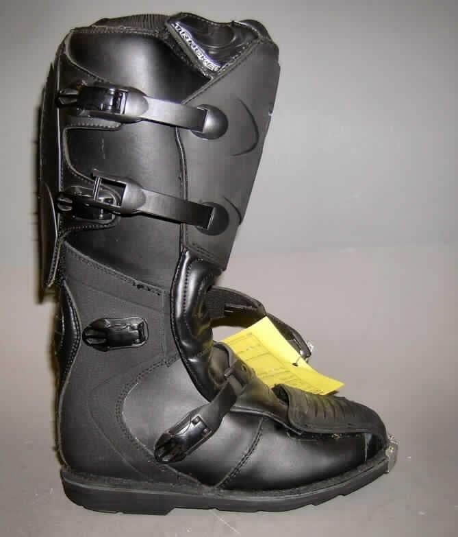 Motorradstiefel, sog. Fox Tracker Moto-Cross Stiefel, siehe Abbildung,
- mit Laufsohlen aus (lt. Antrag) Kautschuk,
- mit Oberteil (geschlossenes Blatt) aus Leder (den größten Teil der Außenfläche bildend) 
  und Kunststoff (Spinnstoff mit einer mit bloßem Auge wahrnehmbaren Außenschicht aus 
  Kunststoff),
- mit Verstärkungsteilen aus Kunststoff,
- an der Seite mit Bügelverschlussöffnung,
- ohne eingebaute Zehenkappe, damit ohne speziellen Schutz in der Vorderkappe, der einer 
  Prüfkraft von mehr als 100 Joule standhält,
- den Knöchel und die Wade bedeckend (Schafthöhe von 39 cm bei (lt. Etikett) Größe 44),
- mit einer Länge der Innensohle von mehr als 24 cm,
- nicht als Männer- oder Frauenschuhe erkennbar,
- kein Versand aus Macau.