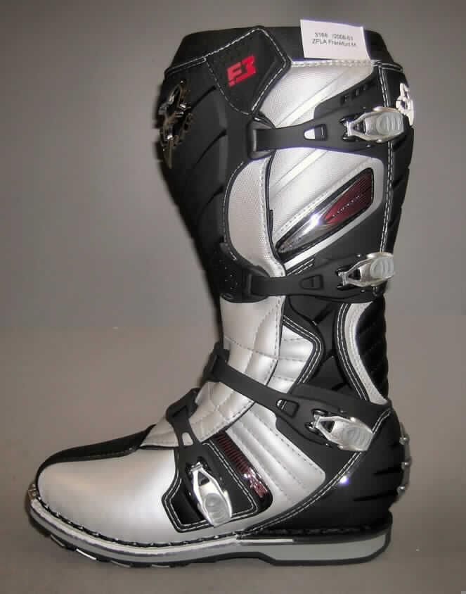Motorradstiefel, siehe Abbildung,
- mit Laufsohlen aus (lt. Antrag) Kautschuk,
- mit Oberteil (geschlossenes Blatt) aus Leder (den größten Teil der Außenfläche bildend) 
  und Kunststoff (Spinnstoff mit einer mit bloßem Auge wahrnehmbaren Außenschicht aus 
  Kunststoff),
- mit Verstärkungsteilen aus Kunststoff,
- an der Seite mit Bügelverschlussöffnung,
- ohne eingebaute Zehenkappe, damit ohne speziellen Schutz in der Vorderkappe, der einer 
  Prüfkraft von mehr als 100 Joule standhält,
- den Knöchel und die Wade bedeckend (Schafthöhe von 40 cm bei (lt. Etikett) Größe 44),
- mit einer Länge der Innensohle von mehr als 24 cm,
- nicht als Männer- oder Frauenschuhe erkennbar,
- kein Versand aus Macau.