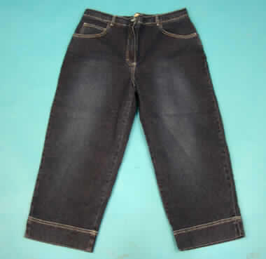 Lange Hose für Frauen, sog. Jeans Caprihose für Frauen, Art. Nr. 591-926, Gr. 42, siehe Abb.;
- aus 0,7 mm dicken, elastischen, buntgewebten Geweben (lt. Untersuchungsgebnis
  Denim) aus lt. Etikett  97 % Baumwolle und 3 % Elasthan (Elastomergarn / synth. 
  Chemiefasern),
- in der Taille abschließend, mit einem angesetzten Taillenbund mit Gürtelschlaufen,
- vorn mit einer Öffnung mit Reißverschluß mit Patte mit Knopfverschluß von rechts 
  über links (Frauenkleidung),
- nicht gefüttert,
- in der Art einer Five-Pocket-Jeans geschnitten, 
- vorn mit zwei eingesetzten Taschen, zusätzlich mit einem kleinen Täschchen sowie
  mit zwei aufgesetzten Gesäßtaschen,
- mit wadenlangen, weiten Hosenbeinen, an den Abschlüssen durch Umschlagen und 
  Festnähen gesäumt, mit 5 cm hoch reichenden Schlitzen.