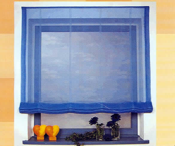 Gardine, sog. Raffrollo, Art. 499600, siehe beigefügtes Foto,
- in den Abmessungen (ausgezogen): ca. 175 cm Länge und 100 cm Breite,
- bestehend aus einem 0,2 mm dicken, durchscheinenden, lichtdurchlässigen, einfarbigen 
  Gewebe aus lt. Antrag 100% Polyester (synthetische Chemiefasern),
- an allen Rändern gesäumt,
- am oberen Rand mit einem angenähten Flauschband, mit dem das Rollo mittels eines 
  beigefügten Hakenbandes (Klettband) an einer Gardinenstange oder direkt am Fenster 
  befestigt werden kann,
- in Längsrichtung mit vier aufgenähten Transportbändern mit Kunststoffringen an den oberen 
  Enden, durch die die Raffschnüre gezogen werden,
- mit einem Beschwerungsstab aus Eisen, der in den unteren Saum eingeführt wird,
- mit einem Schnuraufwickler aus Kunststoff, der mit  Schraube und Dübel an der Wand
  befestigt wird,
- die Gewebe bestimmen nach dem Umfang und im Hinblick auf die Verwendung als 
  Innenrollo (Sonnen- und Sichtschutz) den Charakter der Ware.