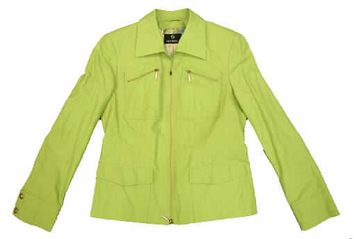 Jacke für Frauen, sog. Damen-Jacke, Modell 85434/2/300, Größe 38, siehe Foto
- aus 0,3 mm dicken, einfarbigen Geweben aus lt. Antrag 48 % Baumwolle, 47 % Polyamid
  (synthetische Chemiefasern) und 5 % Metallfäden, lt. ergänzenden Antragsangaben handelt es 
  sich um Gewebe mit vier Garnen aus Baumwolle in einer Richtung gewebt, wovon ein Baumwollgarn
  mit einem Metallfaden gezwirnt oder umsponnen ist (sog. Metallgarn der Position 5605, welches
  in seinem Gesamtgewicht als ein einheitlicher Spinnstoff gilt) und einem Filamentgarn in der
  anderen Richtung gewebt; daher ergibt sich folgende Spinnstoffzusammensetzung: 47 % Polyamid
  (synthetische Chemiefasern), 36 % Baumwolle und 17 % Metallgarn (anderer Spinnstoff),
- über die Taille reichend (Rückenlänge: 61 cm), 
- mit Umlegekragen,
- vorn mit einer durchgehenden Öffnung mit Reißverschluss; ohne Überlappung; ohne Hinweise, 
  die auf den Trägerkreis (Männer oder Frauen) schließen lassen (unisex),
- mit langen Ärmeln, an den Ärmelenden mit geraden Abschlüssen,
- mit zwei aufgesetzten Brusttaschen mit Reißverschluss und zwei aufgesetzten Taschen 
  unterhalb der Taille, mit Taschenpatte,
- im Voder- und Rückenteil mit Schulterpasse gearbeitet,
- aus 8 Bahnen formstabil gearbeitet,
- dünn gefüttert,
- am unteren Rand durch Umschlagen und Festnähen gesäumt,
- wird aufgrund des Materials und des körpernahen Schnitts üblicherweise nicht als äußerstes 
  Kleidungsstück über jeder anderen Kleidung und zum Schutz gegen das Wetter getragen (somit 
  kein Kleidungsstück der Position 6202).