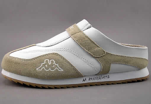 Freizeitschuhe (lt. Antrag Sabot "Alexa", Art. 240332/1042), siehe Foto, 
- mit Laufsohlen aus (lt. Antrag) Kunststoff,
- mit Oberteil (geschlossenes Blatt) aus (lt. Antrag) Leder, mit offenem Fersenbereich,
- mit Verstärkungsteilen aus Leder,
- ohne Verschluss, mit einem elastischen Gummiband unter der Lasche,
- ohne Metallschutz in der Vorderkappe, 
- nicht den Knöchel bedeckend, 
- mit einer Länge der Innensohle von weniger als 24 cm (23,8 cm bei Größe 36),
- nach der Konzeption und Ausstattung nicht für eine sportliche Betätigung geeignet.