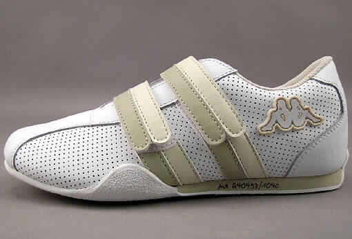 Trainingsschuhähnliche Schuhe (lt. Antrag Sneaker "Double", Art. 240453/1040), siehe Foto, 
- mit Laufsohlen aus (lt. Antrag) Kunststoff,
- mit Oberteil (geschlossenes Blatt) aus (lt. Antrag) Leder,
- mit Verstärkungsteilen aus Leder,
- mit 2 Klettverschlüssen,
- nicht mit Dornen, Krampen, Klammern, Stollen oder ähnlichen Vorrichtungen versehen 
  oder für deren Anbringung hergerichtet (= keine Sportschuhe), 
- ohne Metallschutz in der Vorderkappe, 
- nicht den Knöchel bedeckend, 
- mit einer Länge der Innensohle von weniger als 24 cm (23,8 cm bei Größe 36),
- mit einem cif-Preis je Paar (lt. Antrag) von weniger als 9 EURO.