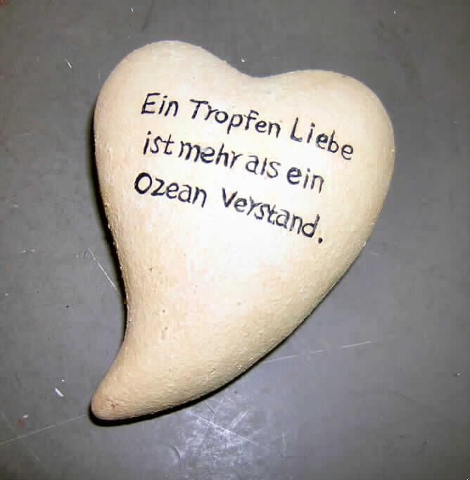 Keramischer Ziergegenstand, sog. "Deko-Herz mit Spruch", siehe Foto, 
- unglasiertes, gelb bemaltes, innen hohles, stilisiertes Herz, 
- mit den Abmessungen von ca. 9,0 (B) x 11,0 (L) x 4,3 (H) cm, 
- auf der Außenseite mit einem in schwarzer Farbe eingravierten Spruch ("Ein Tropfen Liebe 
  ist mehr als ein Ozean Verstand"), 
- keramisches Erzeugnis, nach der Formgebung gebrannt, tonmineralhaltiges Material 
  enthaltend, 
- nach dem Ergebnis der augenscheinlichen Untersuchung handelt es sich um gewöhnlichen 
  Ton (rotbrauner Scherben, grober Bruch, inhomogene Bestandteile - Einschlüsse, Poren - 
  mit bloßem Auge deutlich erkennbar, mit einem Stahlnagel ritzbar, an der Zunge haftend, 
  nicht durchscheinend), 
- handgearbeitet (lt. Antragsangaben).