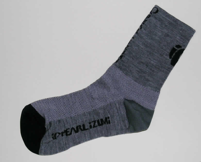 Socken, sog. Multisportsocken, Art. 9124 winter tour sock , Größe MD, siehe Foto,
- aus bis zu 2,2 mm dicken Gewirken aus lt. Antrag 50% Wolle und 50 % Polypropylen
  (synthetische Chemiefasern),
- schlauchförmig abgepasst gewirkt und an den Fußspitzen durch Zusammennähen 
  konfektioniert,
- bis über die Knöchel reichend; keine Damenstrümpfe bzw. Strümpfe für Frauen,
- mit einem elastischen, verengenden Abschluss am oberen Ende, mit eingewirktem 
  Firmenlogo,
- im Bereich des Mittelfußes durch Änderung der Wirkart leicht verengt,
- mit ausgearbeiteter Ferse.