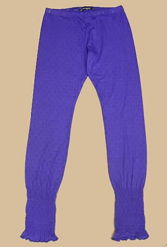 Lange Hose, sog. Leggings (Art. 11-349), Größe M, siehe Foto,
- aus 0,8 mm dicken, einfarbigen Gewirken aus lt. Etikett 95% Viskose (künstliche Chemie- 
  fasern) und 8% Elasthan (Elastomergarn; synthetische Chemiefasern),
- in der Taille abschließend, mit einem elastischen Taillenbund, 
- ohne Öffnung und ohne Verschluss,
- ohne Hinweise, die auf den Trägerkreis (Männer oder Frauen) schließen lassen (unisex),
- mit knöchellangen Hosenbeinen, 
- mit Nähten an den Innenseiten der Hosenbeine (u. a. deshalb keine Strumpfhose ohne
  Fußteil),
- oberhalb der Beinabschlüsse gesmokt; an den Beinabschlüssen durch Überwendlichnaht 
  gesäumt und gekräuselt,
- kann ohne ein weiteres, den Unterkörper bedeckendes Kleidungsstück als lange Hose
  getragen werden (somit keine Unterhose der Position 6108).