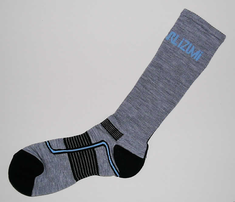 Socken, sog. Multisportsocken, Art. 9143 xc wool sock , Größe MD, siehe Foto,
- aus bis zu 2,2 mm dicken Gewirken aus lt. Antrag 50% Wolle und 50 % Polypropylen
  (synthetische Chemiefasern),
- schlauchförmig abgepasst gewirkt und an den Fußspitzen durch Zusammennähen 
  konfektioniert,
- etwa bis zur Mitte der Waden reichend; keine Damenstrümpfe bzw. Strümpfe für Frauen,
- mit einem elastischen, verengenden Abschluss am oberen Ende, mit eingewirktem 
  Firmenlogo und eingewirktem Musterstreifen,
- im Bereich des Mittelfußes durch Änderung der Wirkart leicht verengt,
- mit ausgearbeiteter Ferse.