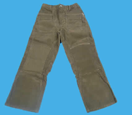 Lange Hose für Knaben, sog. Cordhose (Jungs Canada), Art. 592-908, Größe 134, siehe Foto
- aus 1,1 mm dicken, einfarbigen Geweben aus Rippenschusssamt, aufgeschnitten, aus lt.
  Antrag 100 % Baumwolle, 
- in der Taille abschließend, mit einem angesetzten, teilweise elastischen Taillenbund, mit 
  Gürtelschlaufen,
- vorn mit einer teilweisen Öffnung mit Reißverschluss und mit einer von links auf rechts im 
  Bund mit Hakenverschluss zu schließenden Patte (Knabenkleidung),
- auf der Vorderseite mit zwei seitlich eingesetzten offenen und zwei aufgesetzten Taschen 
  sowie zwei aufgesetzten Gesäßtaschen,
- im Bereich der Knie, der Tascheneingriffe vorn, und dem Sattel auf
  der Rückseite sowie den oberen Abschlüssen der aufgesetzten Taschen aus einem 
  0,9 mm dicken, einfarbigen Gewebe aus lt. Antrag 100 % Baumwolle gearbeitet,
- mit knöchellangen, an den Abschlüssen gesäumten Hosenbeinen.