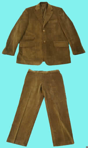 Anzug (Jacke und lange Hose) für Männer, sog. Herrencordanzug, Modell Henan Donfang 226381; Gr. 52, siehe Abbildungen
- aus 1,9 mm dicken, einfarbigen Rippensamtgeweben aus lt. Antrag 100 % Baumwolle, 
  vollständig aus ein und demselben Flächenerzeugnis hergestellt und gleich in Struktur, Stil, 
  stofflicher Zusammensetzung, Farbe und Größe; in gemeinsamer Aufmachung für den 
  Einzelverkauf,
- Jacke: 
-- über die Taille reichend (Rückenlänge: 81 cm),
-- mit einer Außenseite - ohne Ärmel - aus mehr als 4 Längsteilen (Bahnen),
-- mit Reverskragen,
-- vorn mit einer durchgehender Öffnung mit Knopfverschluss von links auf rechts (Männer- 
   kleidung),
-- durchgehend leicht gefüttert,
-- mit langen Ärmeln,
-- mit Taschen,
-- am Rücken mit zwei 28 cm hoch reichenden Schlitzen,
-- am unteren Rand gesäumt,
- Lange Hose:
-- in der Taille abschließend, mit einem angesetzten Bund, mit Gürtelschlaufen, 
-- mit einer Öffnung mit Reißverschluss, in der Taille von links auf rechts geknöpft
   (Männerkleidung),
-- nicht gefüttert,
-- mit zwei Gesäßtaschen und zwei Fronttaschen,
-- mit langen Hosenbeinen, die bis zu den Knöcheln reichen und am unteren Rand gesäumt
   sind.