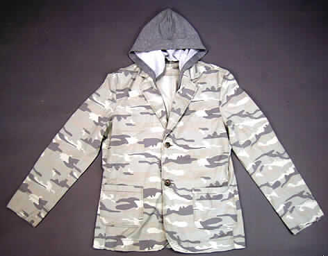 Jacke für Männer, sog. Herrenmantel Swan  # 229272, in Erwachsenengröße, siehe Foto,
- aus 0,6 mm dicken, im Tarnmuster bedruckten Geweben aus lt. Antrag 100% Baumwolle,
- über den Schritt, aber nicht über den halben Oberschenkel reichend (Rückenlänge: 78 cm), 
  u.a. aufgrund der geringen Rückenlänge kein Mantel,
- mit Reverskragen; mit langen Ärmeln, mit manschettenartigen Abschlüssen,
- vorn mit einer durchgehenden Öffnung, die mit zwei Knöpfen von links über rechts 
  geschlossen wird (Männerkleidung), 
- mit angeknöpfter Kapuze aus Gewirken,
- in sechs Bahnen gearbeitet; ungefüttert; mit Innentaschen,
- mit zwei aufgesetzten Taschen unterhalb der Taille,
- am unteren Rand gesäumt, auf dem Rücken mit zwei 23 cm hoch reichenden Schlitzen,
- keine Arbeits- und Berufskleidung,
- wird aufgrund des Schnitts, des Materials und der Ausstattung nicht als äußerstes
  Kleidungsstück über jeder anderen Bekleidung getragen (somit kein den Windjacken
  ähnliches Kleidungsstück der Pos. 6201).