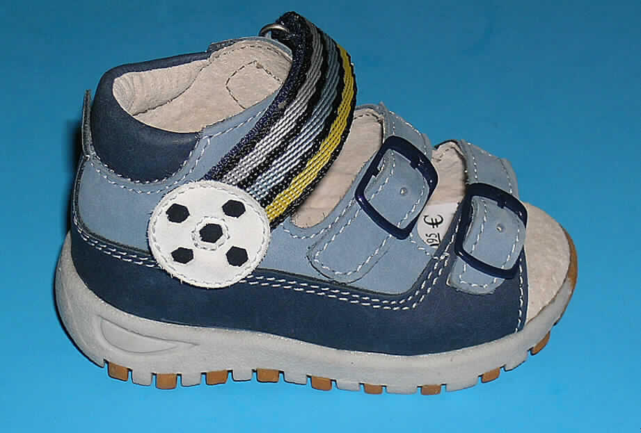 Freizeitsandalen für Kinder (lt. Antrag: "Kinder-Sandale", siehe Foto)
- mit Laufsohlen aus (lt. Antrag) Kunststoff,
- mit zehenfreiem Oberteil (nicht geschlossenes Blatt) aus Leder,
- auf das Oberteil ist im Fersenbereich ein Stück aus Leder als Verstärkungsteil aufgesetzt,
- den Knöchel, jedoch nicht die Wade bedeckend (nicht über die dickste Stelle der Wade 
  hinausreichend),
- mit einer Länge der Innensohle von weniger als 24 cm,
- mit zwei Schnallenverschlüssen sowie einem Klettverschluss versehen,
- nach der Konzeption und Ausstattung nicht für eine sportliche Betätigung geeignet