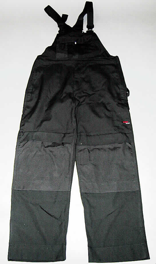 Latzhose (Arbeits- und Berufskleidung) für Männer, sog. Canvas Outback-Latzhose, Art-Nr. 2190 - DARWIN, Größe 52, siehe beigefügtes Foto,
- aus 0,6 mm dicken, strapazierfähigen, einfarbigen Geweben (schwarz) aus lt. Antrag 65%
  Polyester (synthetische Chemiefasern) und 35% Baumwolle; die Gewebe sind lt. Antrag mit
  Teflon (Kunststoff) beschichtet, ein Bestreichen mit Kunststoff ist jedoch mit bloßem Auge 
  nicht wahrnehmbar (keine Meterware der Position 5903 und somit keine Kleidung der
  Position 6210),
- mit einem großen Brustlatz mit einer großen, aufgesetzten Tasche mit Klettverschluss und
  einer Handytasche,
- mit längenverstellbaren, teilweise elastischen Hosenträgern, die an einem Rückenlatz
  angenäht sind,
- mit seitlicher Knöpfung im Bereich der Taille,
- vorn mit Eingriffsöffnung mit Reißverschluss und Patte von links auf rechts (Männer-
  kleidung),
- vorn mit zwei seitlich eingesetzten, offenen Taschen mit Taschenfutter aus dem gleichem
  Material wie der Oberstoff;  mit zwei aufgesetzten Gesäßtaschen mit Patte mit Klettver-
  schluss; mit einer aufgesetzten Tasche seitlich auf dem linken Oberschenkel; mit zwei sog.
  Hammerschlaufen und mit einer aufgesetzten Zollstocktasche auf der Rückseite des 
  rechten Oberschenkel,
- im Kniebereich mit großen, aufgesetzten Gewebezuschnitten, zum Einfügen von Schutz-
  polstern geeignet und durch Klettverschluss zu schließen,
- mit knöchellangen Hosenbeinen, an den Beinabschlüssen durch Umschlagen und
  Festnähen gesäumt,
- aufgrund des strapazierfähigen Materials, der Ausstattung und des zweckbestimmten
  Zuschnitts erkennbar dazu bestimmt, ausschließlich oder hauptsächlich bei der Ausübung 
  einer beruflichen Tätigkeit zum Schutz der Person getragen zu werden.