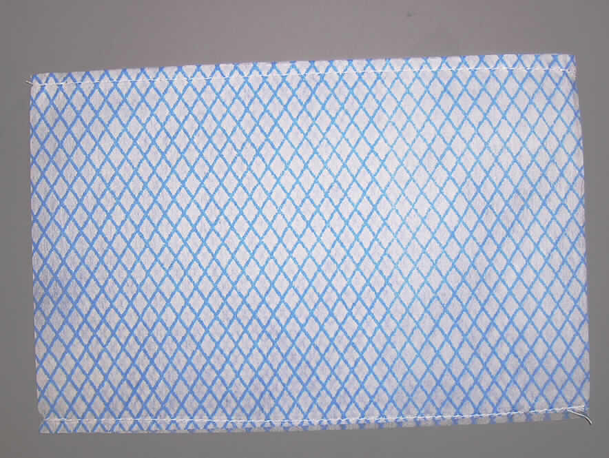Wäsche zur Körperpflege, sog. Waschhandschuh (Art. 5345), siehe Foto,
- aus 0,3 mm dickem, bedrucktem (blau/weiß) Vliesstoff aus lt. Antrag 100% Chemiefasern,
- in rechteckiger Form mit den Abmessungen: 15 cm x 23 cm,
- durch Zusammennähen zu einem Waschhandschuh konfektioniert,
- wird als Einmalwaschhandschuh zur Körperpflege (z. B. Patienten-Hygiene-Pflege) verwendet.