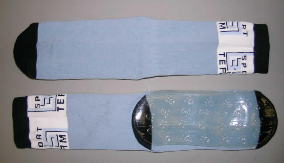 Hausschuhe (lt. Antrag: Fliesenflitzer, Artikel Nr. 80739), siehe Foto,
- mit Laufsohlen aus Kunststoff (durch Kleben mit dem Oberteil verbunden),
- mit einem sockenähnlichen Oberteil aus Spinnstoffen (lt. Antrag 75 GHT Baumwolle, 12 GHT
  Polyester, 11 GHT  Polyamid, 2 GHT Elasthan).