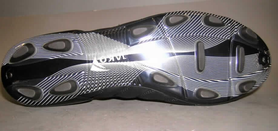 Sportschuhe (Fußballschuhe; lt. Antrag: "Art.-Nr.: 5445 Performance Fußballschuh FG", siehe Foto)
- mit Laufsohlen aus (lt. Antrag)  Kunststoff, zur besseren Standfestigkeit beim Fußball-
  spielen mit jeweils dreizehn abstehenden stollenähnlichen Vorrichtungen versehen,
- mit Oberteil aus Leder (den größten Teil der Außenfläche bildend) und Kunststoff 
  (Spinnstoff mit einer mit bloßem Auge wahrnehmbaren Außenschicht aus Kunststoff),
- auf das Oberteil sind Stücke aus Kunststoff und Leder als Verstärkungsteile aufgesetzt,
- mit Schnürsenkelverschluss