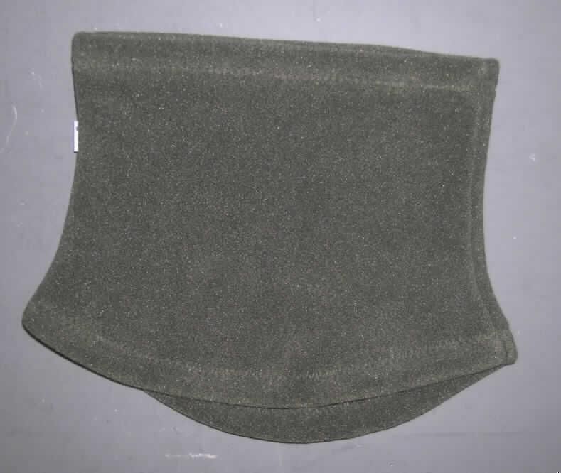 Anderes konfektioniertes Bekleidungszubehör, sog. Polartec Hals- und Brustwärmer, 
Art. 590-806, Größe 2, siehe Foto 
- aus 4,3 mm dicken, einfarbigen, beidseitig gerauten Gewirken (Fleece) aus lt. Antrag
  100 % Polyester (synthetische Chemiefasern), 
- schlauchförmig gearbeitet; somit keine Ware der Unterposition 6117 1000,
- in den Abmessungen: etwa 26 x 25 cm (flachliegend gemessen),
- durch Zusammennähen konfektioniert,
- wird über den Kopf gestreift und in Art eines Rollkragens getragen,
- am unteren Rand abgerundetet gearbeitet,
- die Ware kennzeichnet sich nach ihrer Beschaffenheit und ihrem Verwendungszweck 
  als individuelles, selbstständiges Einzelstück, das die Kleidung ergänzt und stellt somit
  keine andere Kleidung der Position 6114 dar.