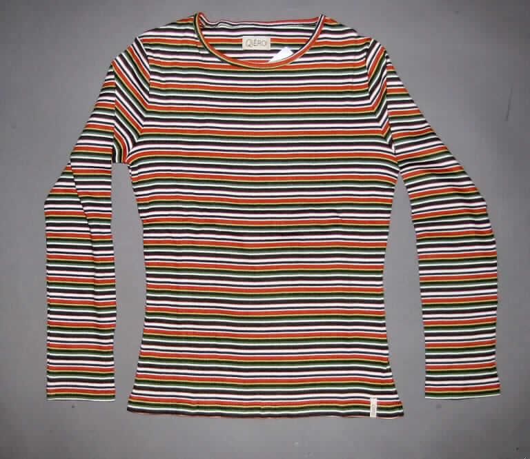 Pulloverähnliches Kleidungsstück, sog. Ringel-Ripp-Shirt, Art. 595-056, Größe M, 
siehe Foto,
- aus 1,2 mm dicken (somit nicht leichten), buntgewirkten (geringelten) Gewirken aus 
  lt. Antrag 100 % Baumwolle; aufgrund der Gewirkedicke kein T-Shirt oder modisches 
  Unterhemd der Position 6109,
- über die Taille reichend (Rückenlänge: 61 cm),
- mit einem runden, halsnahen Halsausschnitt, 
- ohne Öffnung und ohne Verschluss; ohne Merkmale, die auf einen bestimmten Trägerkreis   
  hinweisen (unisex),
- mit langen Ärmeln,
- an den Ärmelenden und am unteren Rand durch Umschlagen und Festnähen gesäumt.