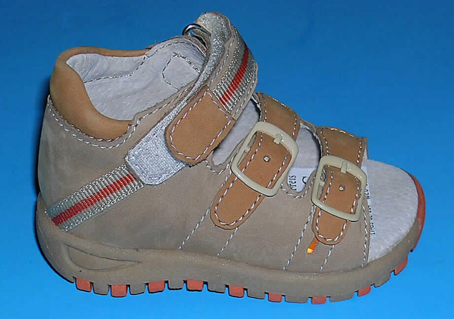 Freizeitsandalen für Kinder (lt. Antrag: "Kinder-Sandale", siehe Foto)
- mit Laufsohlen aus (lt. Antrag) Kunststoff,
- mit zehenfreiem Oberteil (nicht geschlossenes Blatt) aus Leder,
- auf das Oberteil ist ein Stück aus Spinnstoff als Verstärkungsteil aufgesetzt,
- den Knöchel, jedoch nicht die Wade bedeckend (nicht über die dickste Stelle der Wade 
  hinausreichend),
- mit einer Länge der Innensohle von weniger als 24 cm,
- mit zwei Schnallenverschlüssen sowie einem Klettverschluss versehen,
- nach der Konzeption und Ausstattung nicht für eine sportliche Betätigung geeignet