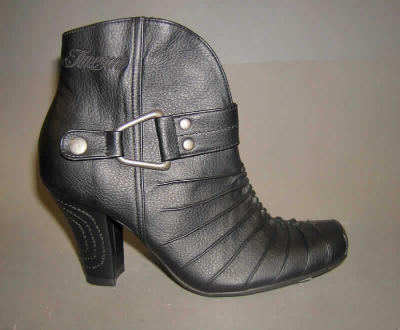 Stiefeletten, siehe Foto,
- mit Laufsohlen aus (lt. Antrag) Kautschuk, 
- mit Oberteil (geschlossenes Blatt) aus Kunststoff (Spinnstoff mit einer mit dem bloßen
  Auge wahrnehmbaren Außenschicht aus Kunststoff),
- auf der Außenseite mit einer Zierschnalle versehen,
- auf der Innenseite mit einem Reißverschluss ausgestattet,
- ohne Metallschutz in der Vorderkappe,
- den Knöchel bedeckend