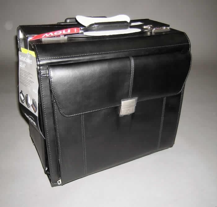 Aktenkoffer, sog. Notebooktasche "DataCollect", Art.-Nr. N18678K, siehe Foto, 
- mit einer Außenseite aus Kunststofffolien (geprägt) auf einer Unterlage aus Spinnstoffen,
-- auf einer verstärkenden Zwischenlage aus Pappe aufgeklebt,
- mit einem ausziehbaren Griff zum Ziehen des Aktenkoffers auf zwei Rollen als Trolley,
- am Bodenteil mit zwei Standfüßen aus Kunststoff,
- mit einem Handtragegriff aus Kunststoff auf dem Deckel,
- mit einem aufgesetzten Vorfach mit einer Überschlagklappe mit Schnappverschluss,
- das Vorfach wird durch zwei Trennstege unterteilt und lässt sich durch Reißverschlüsse 
  an den Dehnfalten ausklappen,
- an den Seitenteilen mit einem Fach mit Überschlagklappe mit Klettverschluss und
  mit einem Fach mit einem an drei Seiten umlaufenden Reißverschluss, welches mit 
  vier Einsteckfächern, drei Stiftschlaufen und einem Karabinerhaken ausgestattet ist,
- mit zwei Zahlenschlössern mit Schnappverschlüssen,
- mit einem zweigeteilten Deckel, der innen mit Einsteckfächer und Stiftlaschen versehen ist,
- innen mit zwei gepolsterten, mittels Klettstreifen verstellbaren Trennstegen ausgestattet,
- dient der Aufnahme eines Notebooks und eines Druckers sowie von Zubehör,
- mit einer Größe von ca. 44 x 30 x 44 cm.