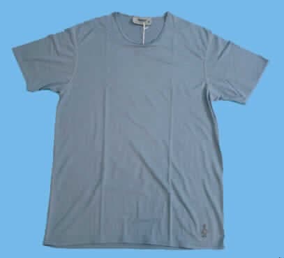 Modisches Unterhemd, sog. Men's Microweight Fitted Tee, Art. 8405, Größe L, siehe Abbildung
- aus 0,6 mm dicken, damit leichten, einfarbigen Gewirken aus lt. Antrag 100 % Wolle,
- über die Taille reichend (Rückenlänge: 75 cm),
- mit einem runden, halsnahen Ausschnitt,
- ohne Öffnung und Verschluss,
- mit kurzen Ärmeln,
- ohne Taschen,
- am unteren Rand durch Umschlagen und Festnähen gesäumt,
- modisch gestaltet,
- weist aufgrund der geringen Materialdicke und der Ausstattung keine Merkmale eines
  Pullovers auf.