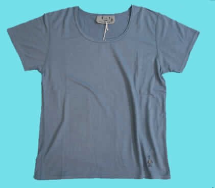 Modisches Unterhemd, sog. Women's Microweight Fitted Tee, Art. 8401, Größe M, siehe Abbildung
- aus 0,6 mm dicken, damit leichten, einfarbigen Gewirken aus lt. Antrag 100 % Wolle,
- über die Taille reichend (Rückenlänge: 55 cm),
- mit einem runden, halsnahen Ausschnitt,
- ohne Öffnung und Verschluss,
- mit kurzen Ärmeln,
- ohne Taschen,
- am unteren Rand durch Umschlagen und Festnähen gesäumt,
- modisch gestaltet,
- weist aufgrund der geringen Materialdicke und der Ausstattung keine Merkmale eines
  Pullovers auf.